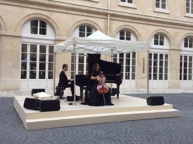 Konzert im Innenhof des neuen Museums "Hotel de la Marine" in Paris