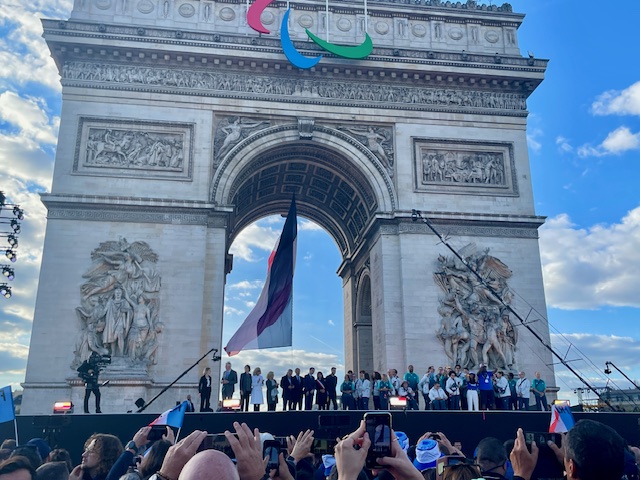 Ehrung der Champions - Brigitte Macron ganz in weiss